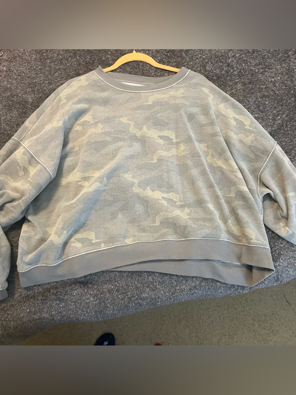 Women’s cropped American Eagle Outfitters green Camo Crewneck Sweater